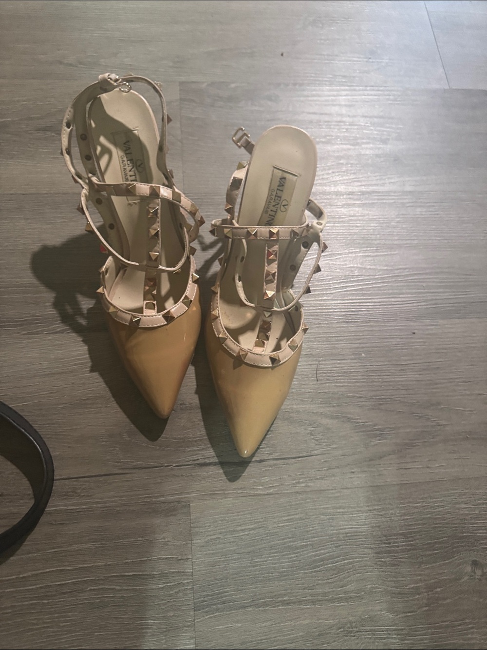 V Beige Patent Rockstud Pointed-Toe Slingbacks